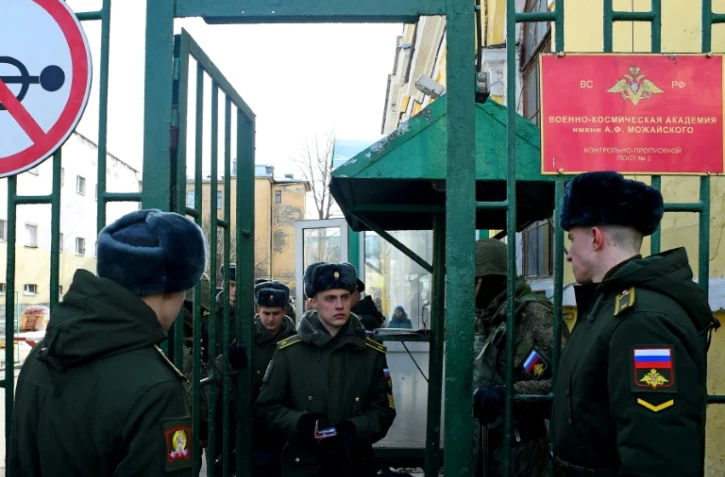 Des étudiants de l'académie militaire Mojaïski à Saint-Pétersbourg évacués après l'explosion d'un engin artisanal, le 2 avril 2019.
