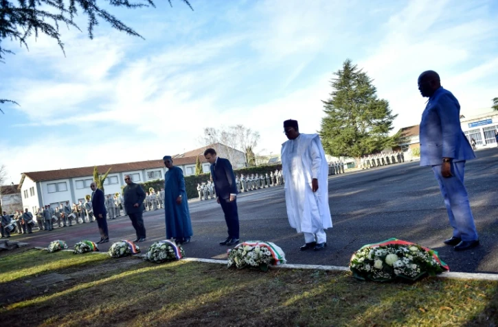 (De G à D) Les présidents mauritanien Mohamed Ould Ghazouani, malien Ibrahim Boubacar Keita, tchadien Idriss Deby, Macron, nigerien Mahamadou Issoufou et burkinabè Roch Marc Christian Kabore lors d'une cérémonie à Pau le 13 janvier 2020