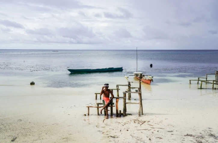 Sur la plage de Kadoda, près du village de Pulu Papan où vivent des pêcheurs de la tribu Bajau, le 3 juillet 2024 en Indonésie