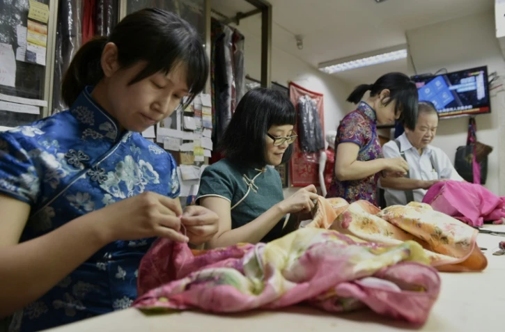 Dans un atelier de fabrication à la main de la robe traditionnelle Qipao à Taipei, à Taïwan, le 30 août 2017 