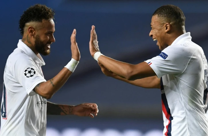 Le duo d'attaquants du PSG Neymar et Kylian Mbappé après la qualification pour la finale de la Ligue des champions, le 12 août 2020 à Lisbonne