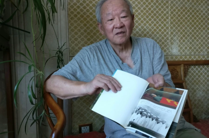 Xie Piao, responsable d'un programme expérimental de refroidissement thermoélectrique, montre une photo du corps momifié de Mao Tsé-toung, le 10 septembre 2016 à Pékin
