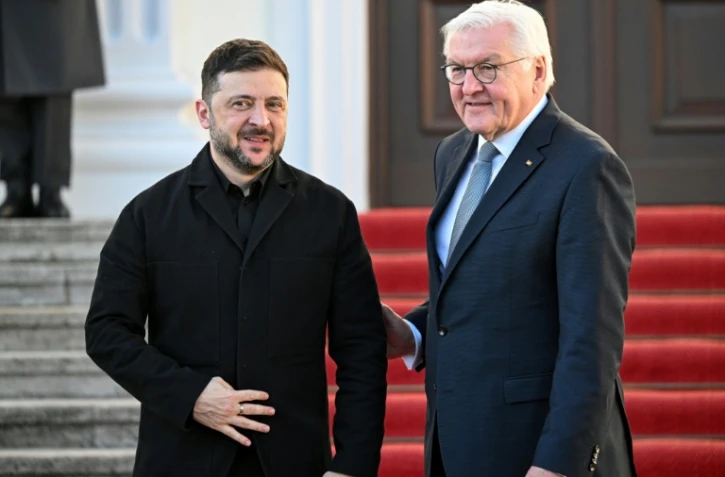 Le président allemand Frank-Walter Steinmeier (d) accueille le président ukrainien Volodymyr Zelensky au palais présidentiel de Bellevue, le 15 décembre 2025 à Berlin