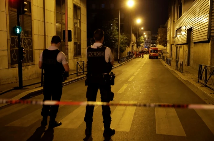 Des policiers bloquent une rue après un  incendie dans un immeuble d'habitation à Aubervilliers, le 19 août 2018