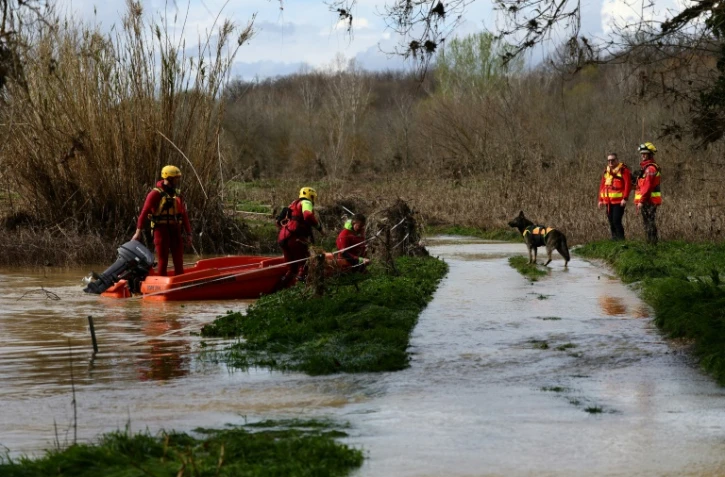 Des sauveteurs en bateau sur le Gardon pour rechercher des personnes disparues, le 10 mars 2024 à Russan, dans le Gard