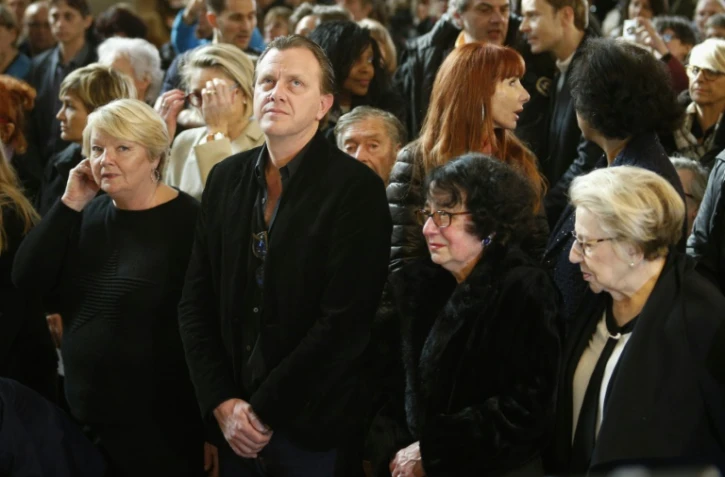 (G à d): l'ex-femme de Claude Francois Isabelle Foret, Claude Francois Jr, l'un des 2 fils du chanteur, une cousine du chanteur Nena Zampunieri et sa parolière historique Vline Buggy lors de l'office religieux organisé par le fan club de l'artiste, le 10 mars 2018 à Auteuil