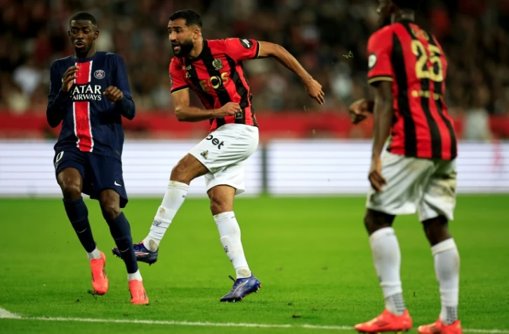Le défenseur tunisien de Nice Ali Abdi (au centre)à a ouvert la marque lors du match nul contre le Paris SG en Ligue 1, le 6 octobre 2024 à Nice