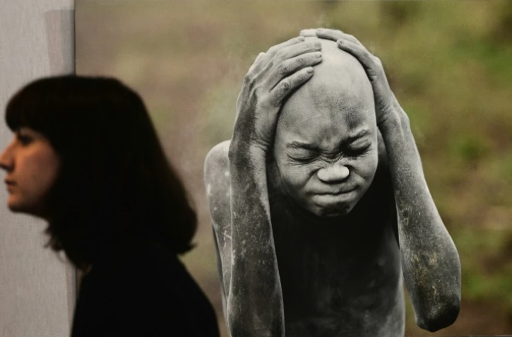 Une femme passe devant une photographie de l'artiste allemand Hans Silvester exposée au ST-ART de Strasbourg, le 26 novembre 2015