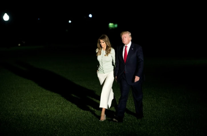 Le président américain Donald Trump et son épouse Melania marchent vers la Maison Blanche, à Washington, le 27 mai 2017