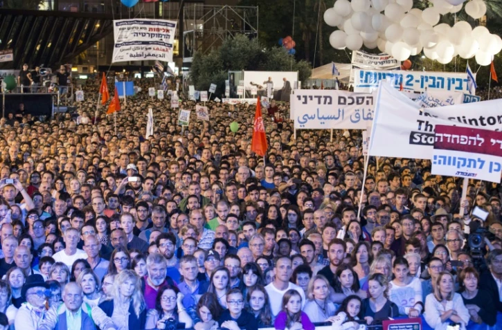 Des dizaines de milliers de personnes rassemblées à Tel Aviv pour commémorer la mémoire d'Yitzhak Rabin, le 31 octobre 2015