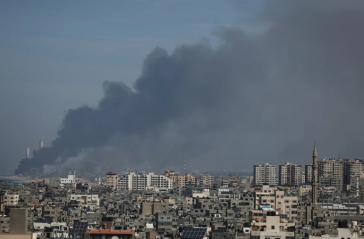 De la fumée du côté israélien de la frontière avec Gaza après des tirs de roquettes depuis la bande de Gaza vers Israël, le 7 octobre 2023