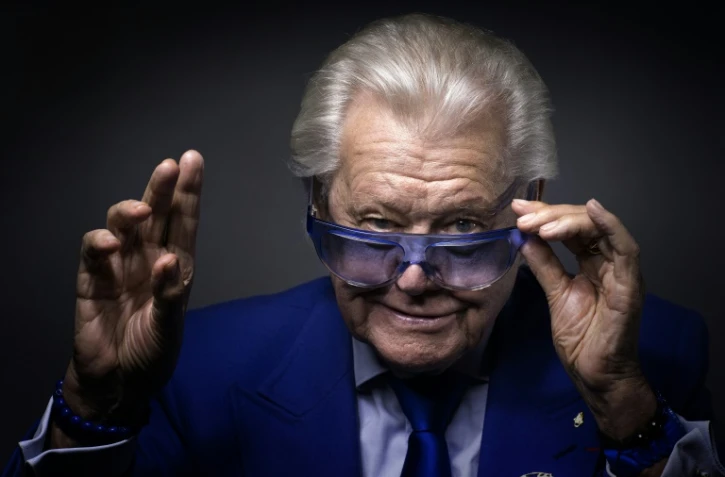 Michou lors d'une séance photo à Paris, le 13 juin 2016