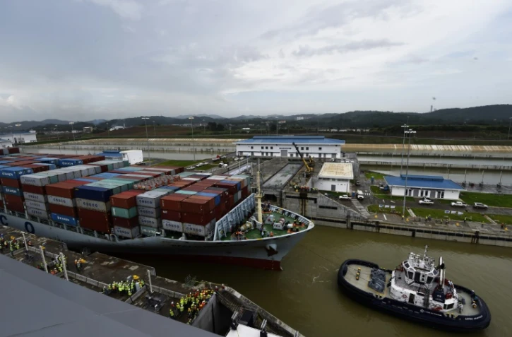 Le cargo Cosco Houston effectue un test sur le canal de Panama, le 23 juin 2016