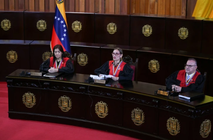 La présidente de la Cour suprême du Venezuela (Tribunal suprême de Justice, TSJ), Caryslia Rodriguez (c), valide la réélection du président Nicolas Maduro, le 22 août 2024 à Caracas