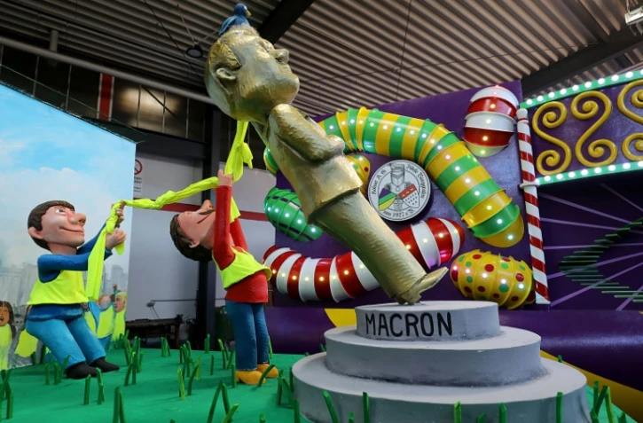 Photo prise le 26 février 2019 pendant le carnaval de Cologne, en Allemagne, montrant une statue à l'effigie du président français Emmanuel Macron déboulonnée par des "gilets jaunes".