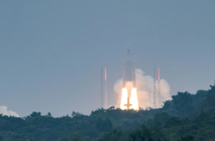 Une fusée Ariane 5 décolle du centre spatial aérien de Kourou le 12 décembre 2017, en Guyane française