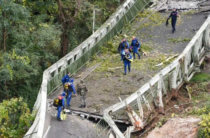 Les sauveteurs sur le pont suspendu, à Mirepoix-sur-Tarn, près de Toulouse, le 18 novembre 2019