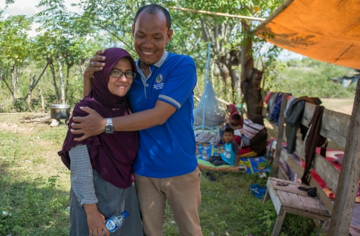 Azwan et Dewi Prasasti devant leur famille à Palu en Indonésie, le 1er octobre 2018