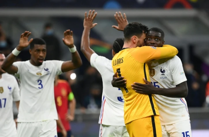 La joie des Bleus autour de leur capitaine Hugo Lloris à l'issue de leur victoire contre l'Espagne à Milan, le 10 octobre 2021 