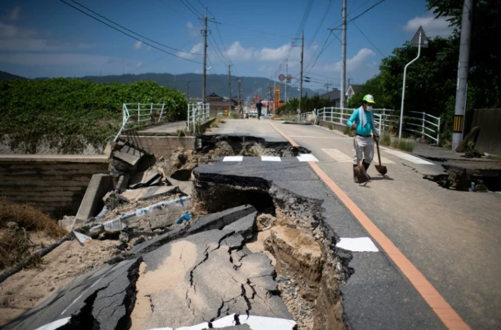 Une route effondrée sous l'effet des pluies diluviennes, le 10 juillet 2018 à Kurashiki, dans le sud du Japon.