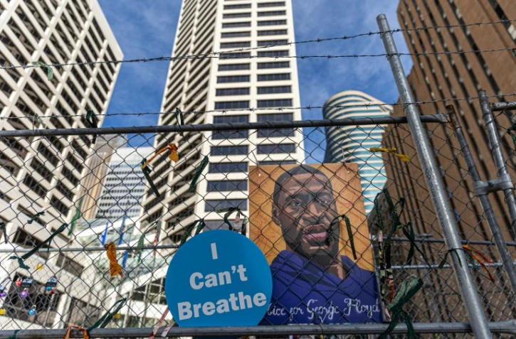 Un portrait de George Floyd accroché à la barrière du bâtiment qui abrite le procès du policier Derek Chauvin, à Minneapolis le 29 mars 2021