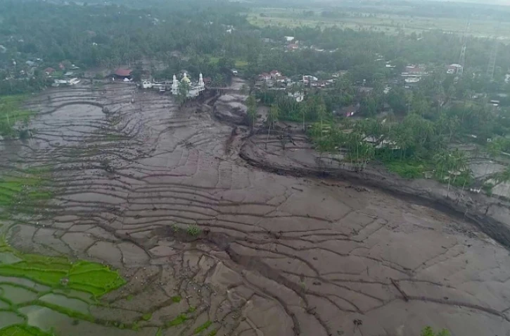 Photo prise et diffusée le 12 mai 2024 par l'Agence indonésienne de gestion des désastres (BNPB), montrant des zones endommagées par des crues éclair et une coulée de lave froide, à Tanah Datar, Sumatra (Indonésie)
