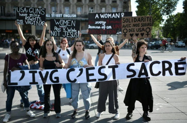 Des défenseuses du droit à l'avortement à Paris, le 24 juin 2022, après la décision des Etats-Unis de revenir sur le droit constitutionnel à l'IVG