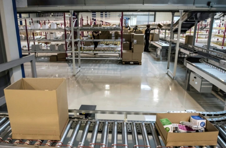 Un entrepôt de 10.000 m2 d'un site de vente en ligne "vente-privee.com" à Montagny-les-Beaune, dans le centre-est de la France le 17 avril 2015. Le site peut traiter jusqu'à 10.000 commandes par jour