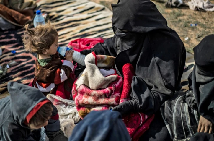 La veuve d'un jihadiste français et ses cinq enfants à  Baghouz dans l'est de la Syrie