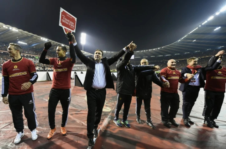 L'entraîneur de la Belgique Marc Wilmots (c) et son équipe célèbrent leur victoire contre Israël en match de qualification à l'Euro-2016, le 13 octobre 2015 à Bruxelles