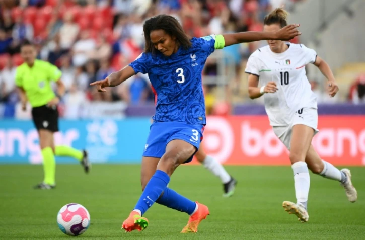 La défenseuse française Wendie Renard, pendant un match entre la France et l'Italie lors de l'Euro féminin 2022 au New York Stadium, à Rotherham, le 10 juillet 2022.
