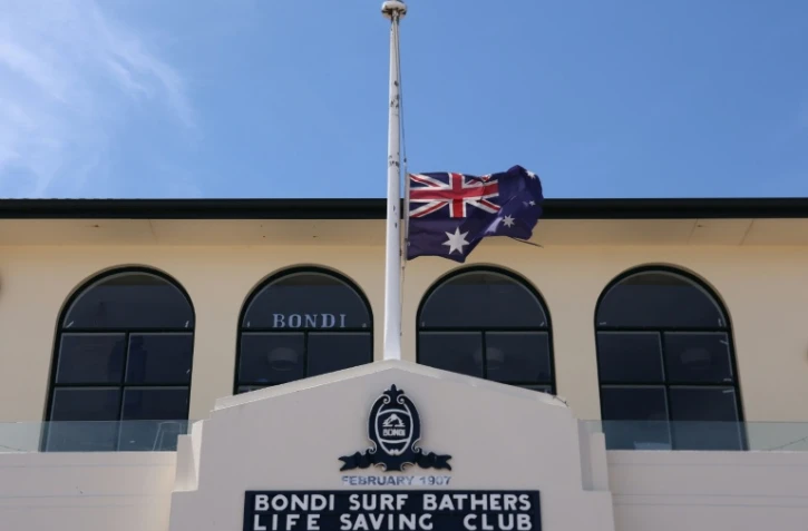 Le drapeau australien en berne près de la plage de Bondi, en Australie, le 18 décembre 2025