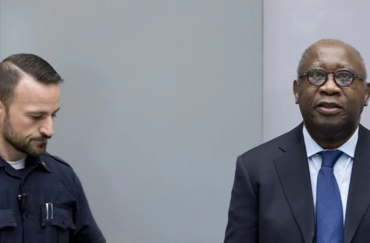 L'ancien président de Côte d'Ivoire, Laurent Gbagbo (d), à l'ouverture de son procès à la CPI, le 28 janvier 2016 à La Haye