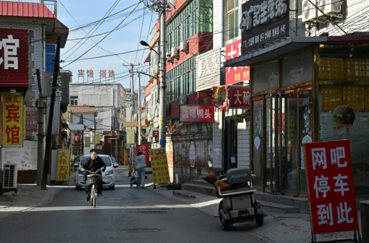 Une rue de la ville chinoise de Baoding, dans le district de Xushui à une centaine de kilomètres de Pékin, où les autorités ont ordonné  de remplacer les poêles à charbon par des systèmes électriques ou au gaz, le 7 janvier 2026