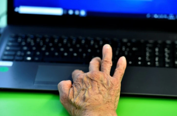 Pour beaucoup d'aînés, le numérique a permis de rétablir des contacts pendant le confinement, selon une étude publiée en juin par Les petits frères des pauvres