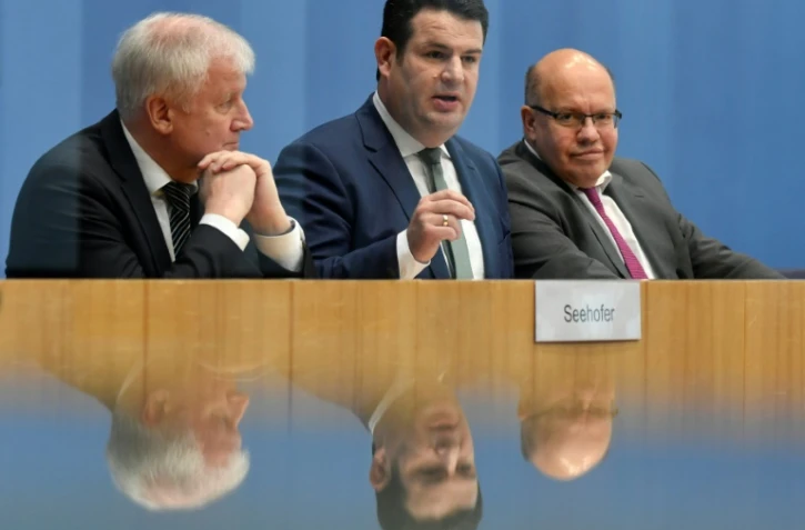De G à D, les ministres allemands de l'Intérieur Horst Seehofer, du Travail Hubertus Heil et de l'Economie Peter Altmaier présentent à la presse un projet de loi sur l'immigration, à Berlin le 19 décembre 2018