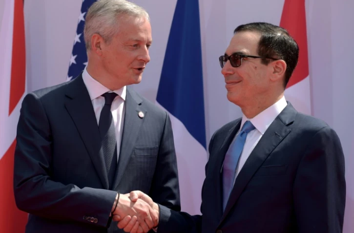 Le ministre français de l'Economie Bruno Le Maire et son homologue américain Steven Mnuchin, se retrouvent à l'occasion du G7 Finances à Chantilly, le 17 juillet 2019