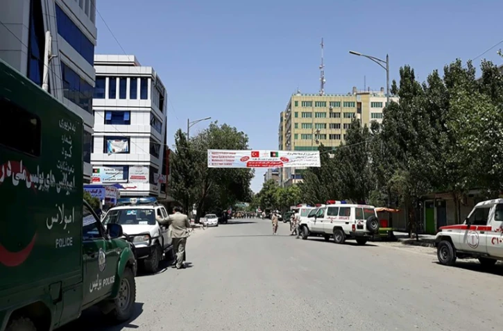 Des forces de l'ordre afghane bloquent l'accès au lieu d'une explosion dans le quartier Shahr-e-Naw de Kaboul le 9 mai 2018