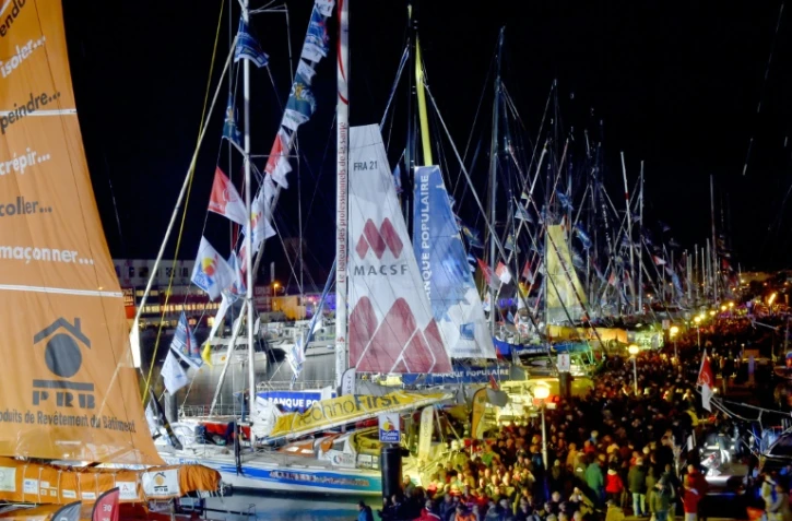 Des visiteurs venus admirer les bateaux du Vendée Globe, le 4 novembre 2016 aux Sables-d'Olonne