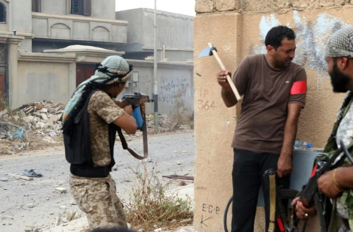 Des forces du gouvernement libyen d'union nationale tirent en direction des jihadistes à Syrte, le 28 août 2016