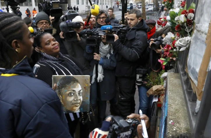 La mère de la policière Clarissa Jean-Philippe (2G) devant un mémorial dédié à sa fille à Montrouge, près de Paris, le 9 janvier 2017 