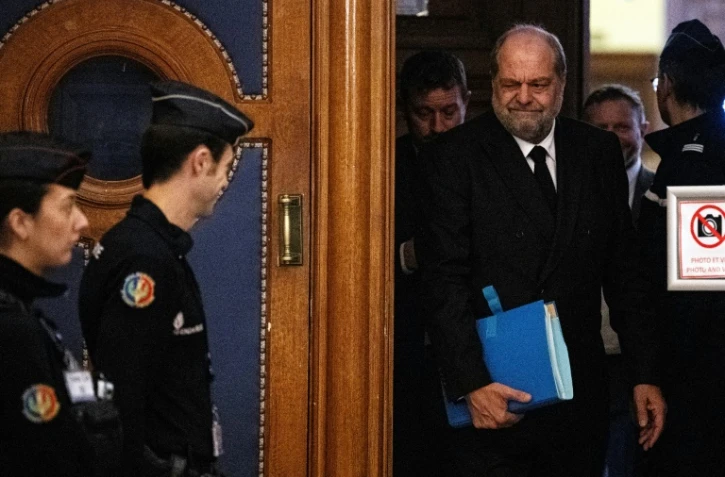 Le garde des Sceaux Eric Dupond-Moretti (d) quitte le palais de justice de Paris, après l'ouverture de son procès pour "prise illégale d'intérêts", le 6 novembre 2023  