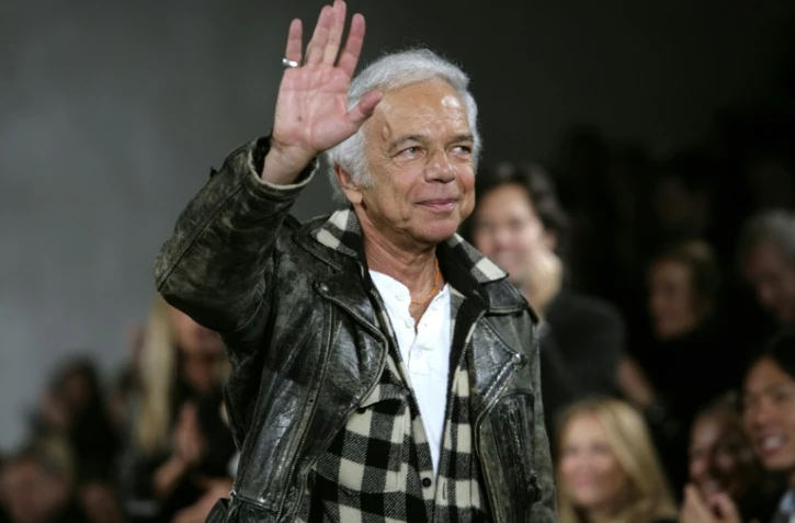 Ralph Laurent salue le public à la fin d'un défilé à New York le 8 février 2008