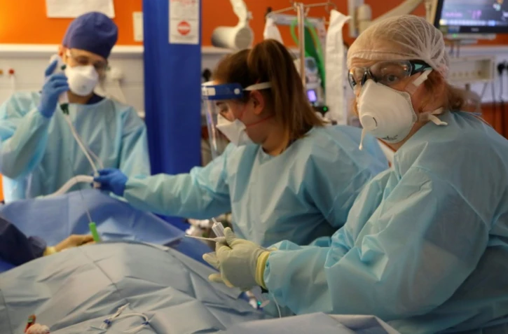 La Dr Jenny Towsend (Ă d.) s'occupe d'un patient atteint du Covid-19 Ă l'hĂ´pital King's College de Londres (Royaume-Uni) le 27 janvier 2021.