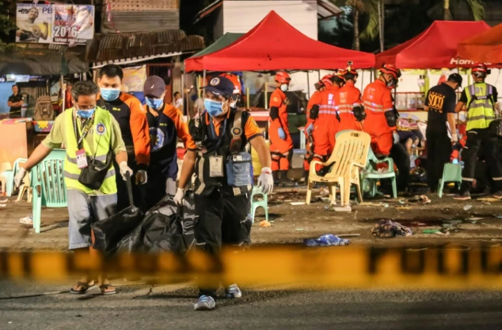 Des secouristes sur les lieux de l'attentat à Davao, aux Philippines, le 3 septembre 2016