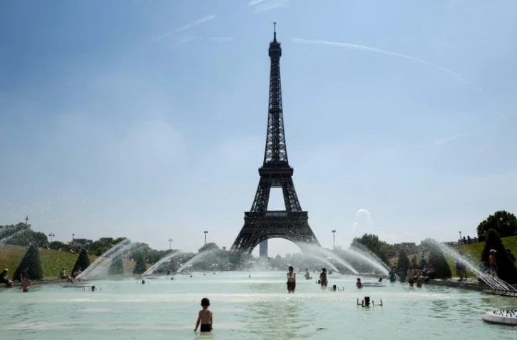 Trois départements sont maintenus samedi matin en vigilance orange en raison de la canicule qui sévit déjà depuis plusieurs jours, a indiqué Météo-France.