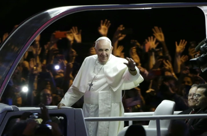 Le pape acclamé par la foule à son arrivée en papamobile au "festival des familles" le 26 septembre 2015 à Philadelphie