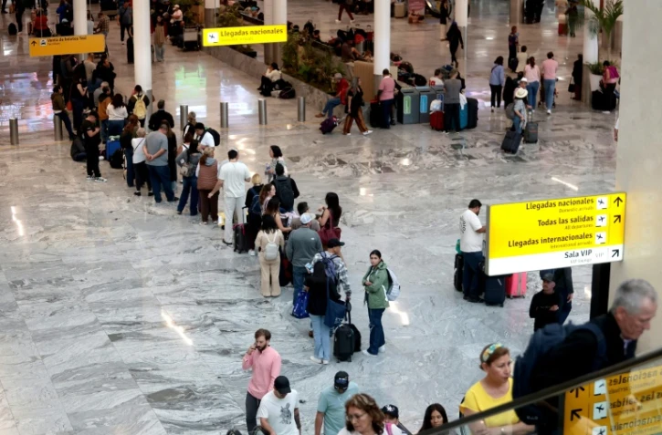 Des passagers attendent dans l'aéroport international de Guadalajara, le 22 février 2026, en raison de l'annulation de vols dus au troubles après la mort du baron de la drogue "El Mencho"