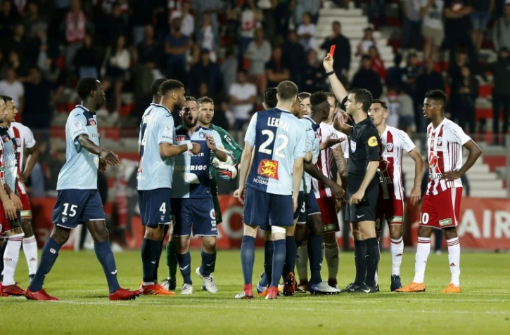 L'arbitre donne un carton rouge au Havrais Jean-Philippe Mateta, lors du match contre Ajaccio le 20 mai 2018