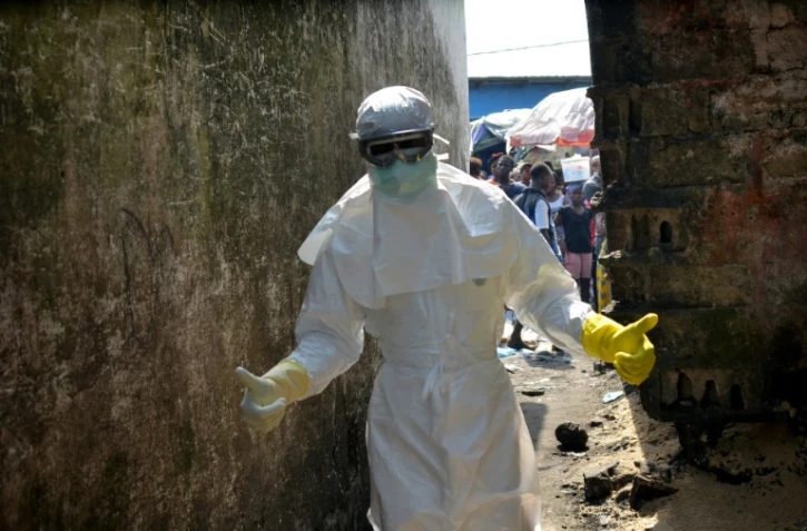 Un membre de la Croix-Rouge, en combinaison de protection, lors de l'épidémie du virus Ebola, le 5 janvier 2015 à Monrovia, au Liberia